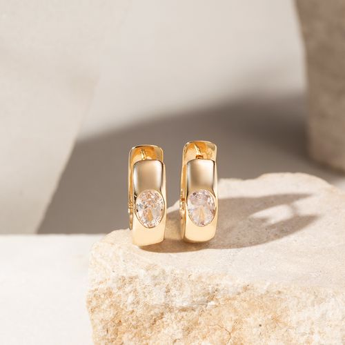 Brinco Argola com Zircônia Branca Oval Cravação Inglesa - Banho de Ouro 18k