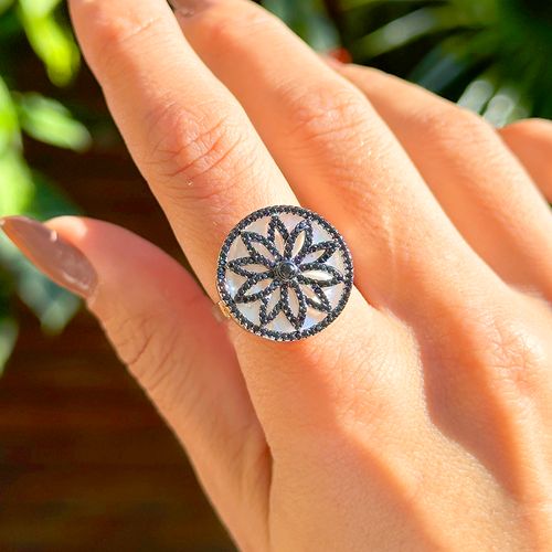 Anel Mandala de Zircônias Negras em Madrepérola - Banho de Ródio Branco