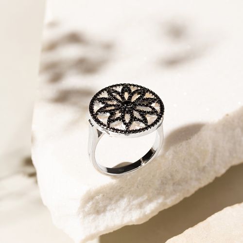 Anel Mandala de Zircônias Negras em Madrepérola - Banho de Ródio Branco