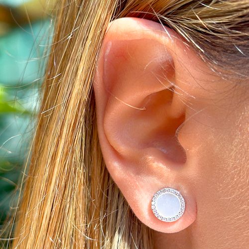 Brinco Madrepérola Redondo com Zircônias Brancas - Banho de Ródio Branco