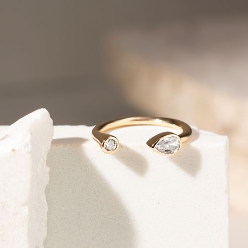 Anel Aro Aberto com Zircônias Brancas Gota e Redonda - Banho de Ouro 18k