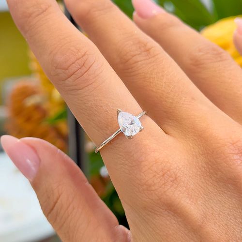 Anel Gota com Zircônias Brancas 6x8mm e Cravação em Garras - Prata 925