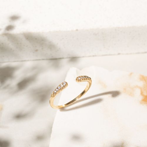 Anel Fino Aberto com Meia Linha de Zircônias Brancas - Banho de Ouro 18k
