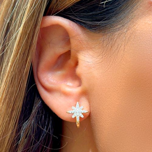 Brinco Argolinha com Estrela de 8 Pontas e Zircônias Brancas - Banho de Ouro 18k