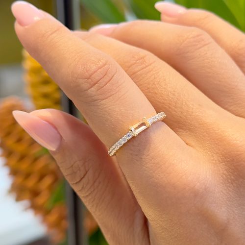 Anel Meia Aliança com Cristal Berilo e Zircônias Brancas - Banho de Ouro 18k