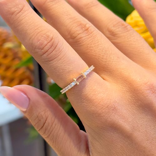 Anel Meia Aliança com Cristal Rodolita e Zircônias Brancas - Banho de Ouro 18k