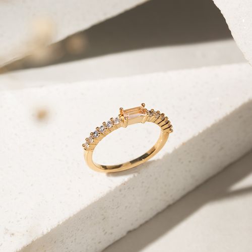 Anel Meia Aliança com Cristal Morganita e Zircônias Brancas - Banho de Ouro 18k