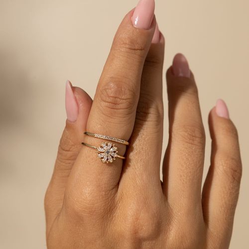 Anel Florzinha Navetes Cravejada com 1 Linha de Zircônias Brancas - Banho de Ouro 18k