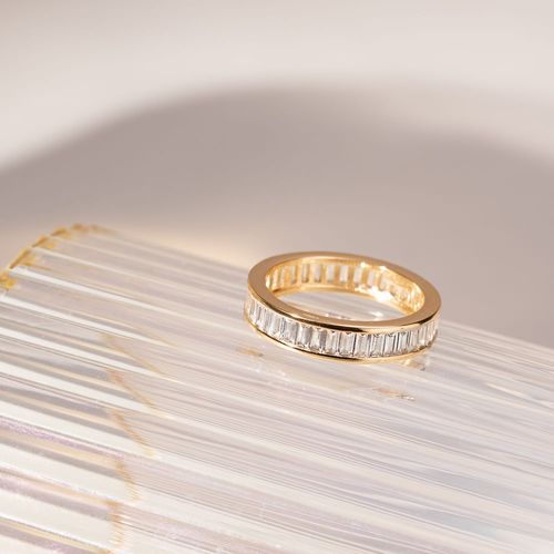 Anel Aliança Baguetes de Zircônias Brancas Com Cravação Trilho - Banho de Ouro 18k