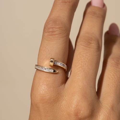 Anel Prego com Zircônias Brancas Baguetes Cravação Trilho - Banho de Ouro 18k