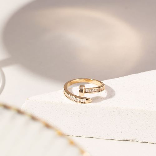 Anel Prego com Zircônias Brancas Baguetes Cravação Trilho - Banho de Ouro 18k