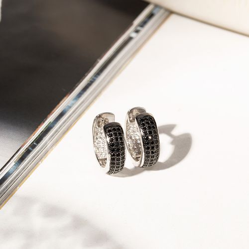 Brinco Argola 15mm Inteira Cravejada de Zircônias Negras e Zircônias Brancas - Prata 925