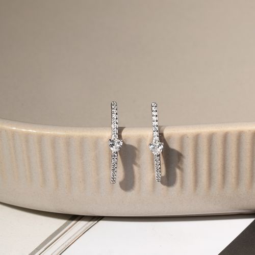 Brinco Reto com Mini Coração de Zircônias Brancas - Prata 925