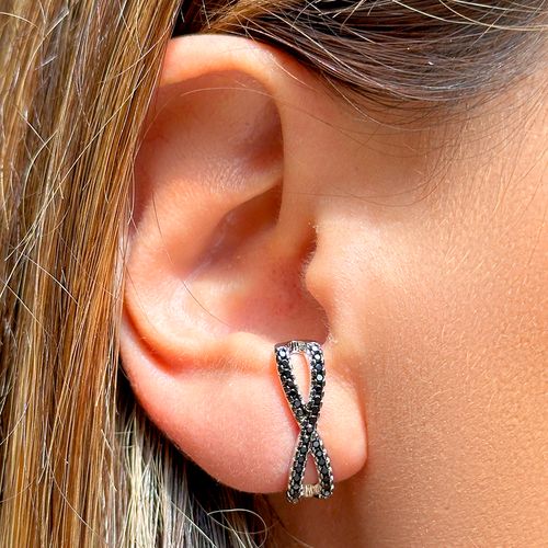 Brinco Earhook Cruzado com Zircônias Negras - Banho de Ródio Branco