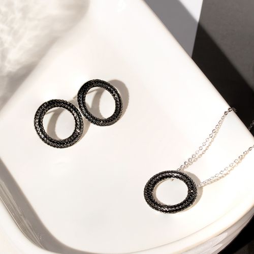 Conjunto Brinco e Colar Redondo Vazado Cravejado de Zircônias Negras 50cm - Banho de Ródio Branco