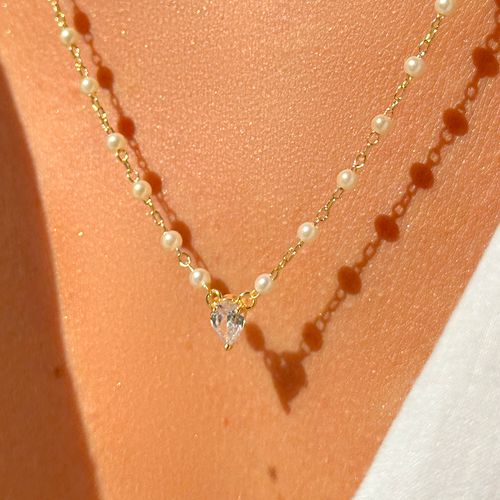 Colar Escapulário Gotinhas com Pérolas Coreanas e Zircônias Brancas 65cm - Banho de Ouro 18k