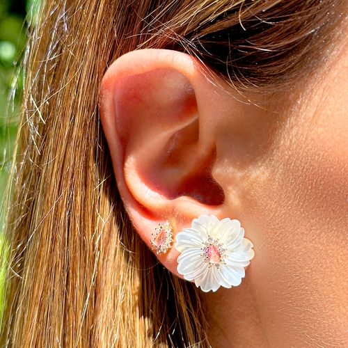 Brinco Flor Versátil 20mm de Madrepérola com Cristal Quartzo Rosa e Zircônias Brancas - Banho de Ouro 18k