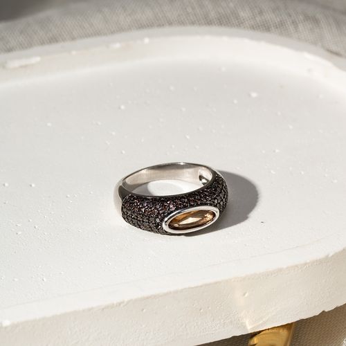 Anel Oval com Cristal Topázio Fumê e Zircônias Chocolate - Banho de Ródio Branco