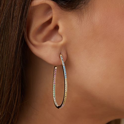 Brinco Argola J com Zircônias Coloridas - Banho de Ouro 18k