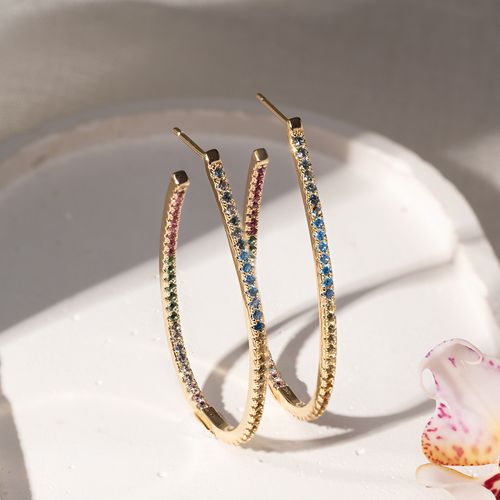 Brinco Argola J com Zircônias Coloridas - Banho de Ouro 18k