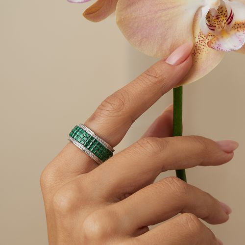 Anel Aliança na Cravação Invisível com Zircônias Esmeralda e Zircônias Brancas - Banho de Ródio Branco