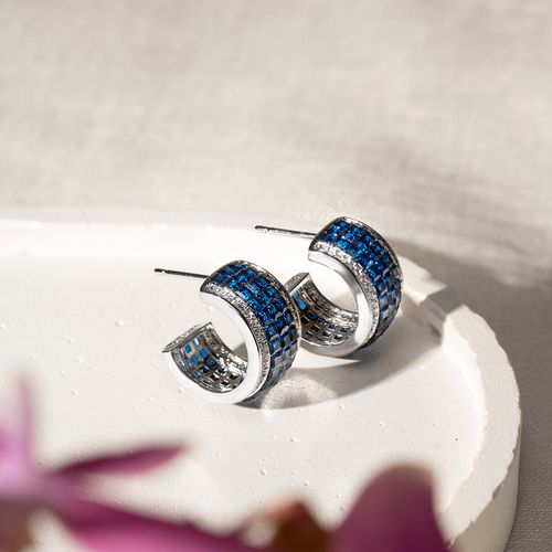 Brinco Argola na Cravação Invisível com Zircônias Safira e Zircônias Brancas - Banho de Ródio Branco