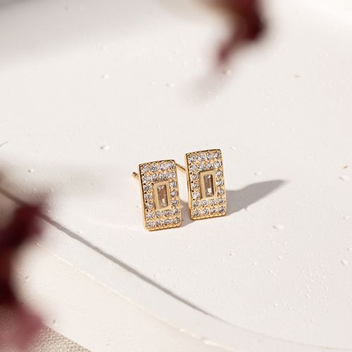 Brinco Retângulo com Zircônias Brancas - Banho de Ouro 18k