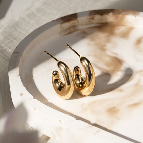 Brinco Virgula Liso - Banho de Ouro 18k