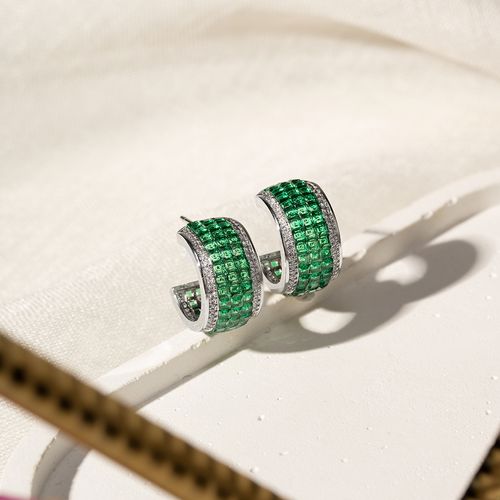 Brinco Argola na Cravação Invisível com Zircônias Esmeralda e Zircônias Brancas - Banho de Ródio Branco