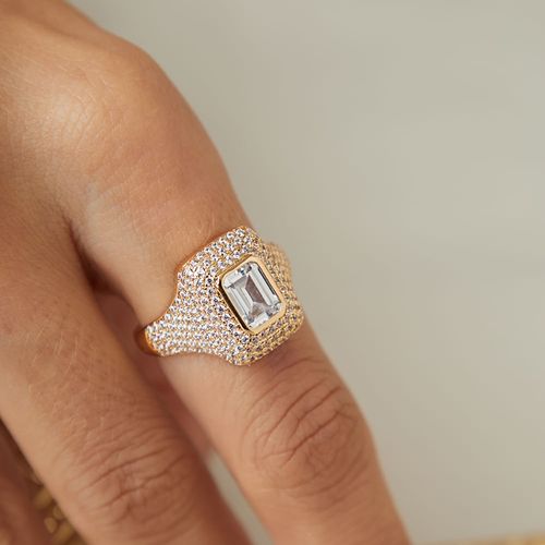 Anel Retângulo com Zircônias Brancas Cravejado na Cravação Inglesa - Banho de Ouro 18k