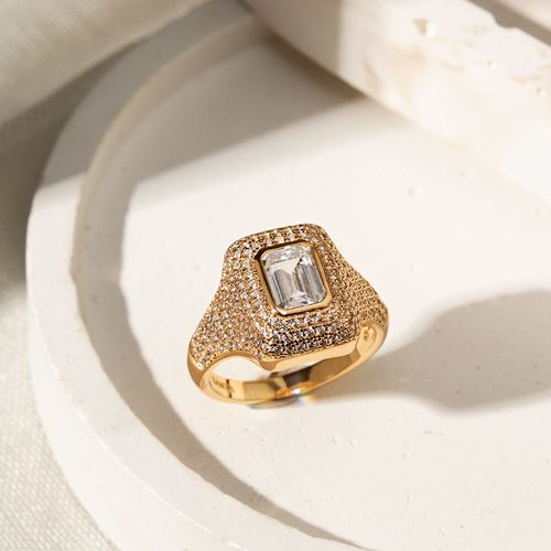Anel Retângulo com Zircônias Brancas Cravejado na Cravação Inglesa - Banho de Ouro 18k