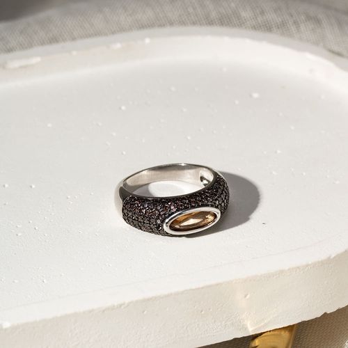 Anel Oval com Cristal Topázio Fumê e Zircônias Chocolate - Banho de Ródio Branco