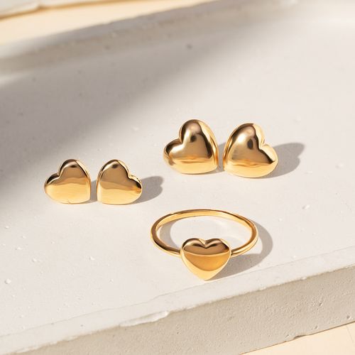 Kit Corações Liso com Dois Pares Brincos de 11mm e 9mm e Anel - Banho de Ouro 18k