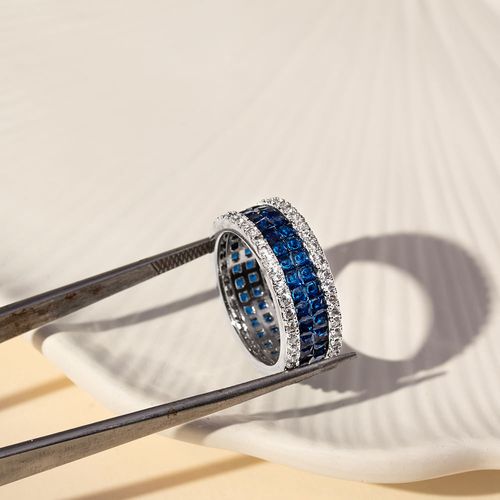 Anel Cravação Invisível Aliança com Zircônias Safira e Zircônias Brancas - Banho de Ródio Branco