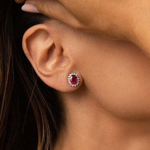 Brinco Rubi Natural Tratado 6x8mm Aprox. 1,8ct com Moissanites Melee de 1,5mm - D VVS1 - Prata 925