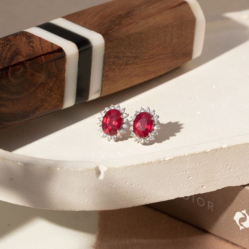 Brinco Rubi Natural Tratado 6x8mm Aprox. 1,8ct com Moissanites Melee de 1,5mm - D VVS1 - Prata 925