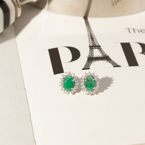 Brinco Oval Esmeralda Natural 6x8mm Aprox. 1,1ct com Moissanites Melee de 1,5mm - D VVS1 - Prata 925