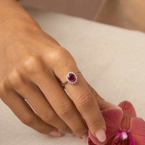 Anel Oval Rubi Natural Tratado 6x8mm Aprox. 1,8ct com Moissanites Melee de 1,5mm - D VVS1 - Prata 925