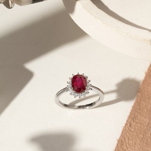 Anel Oval Rubi Natural Tratado 6x8mm Aprox. 1,8ct com Moissanites Melee de 1,5mm - D VVS1 - Prata 925