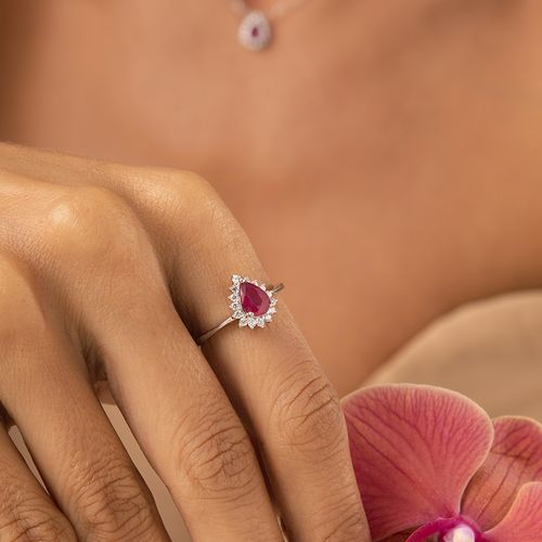 Anel Gota Rubi Natural 5x7mm Aprox. 0,9 ct com Moissanites Melee de 1,5mm - D VVS1 - Prata 925