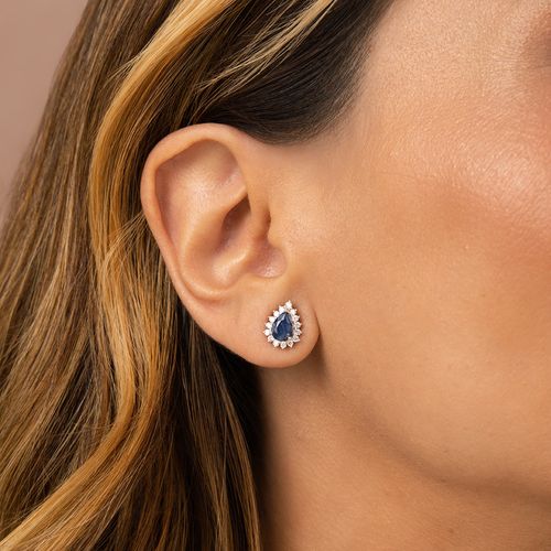 Brinco Gota Safira Natural 5x7mm Aprox. 0,95 ct com Moissanites Melee de 1,5mm - D VVS1 - Prata 925