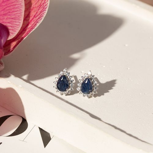 Brinco Gota Safira Natural 5x7mm Aprox. 0,95 ct com Moissanites Melee de 1,5mm - D VVS1 - Prata 925