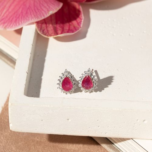 Brinco Gota Rubi Natural 5x7mm Aprox. 0,9 ct com Moissanites Melee de 1,5mm - D VVS1 - Prata 925