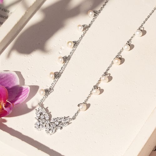 Colar Borboleta com Pérolas de Água Doce e Zircônias Brancas 50cm - Prata 925