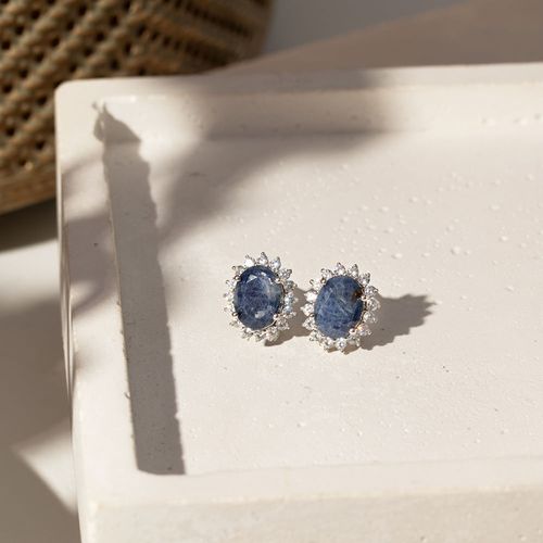 Brinco Oval Safira Natural 6x8mm Aprox. 1,5ct com Moissanites Melee de 1,5mm - D VVS1 - Prata 925