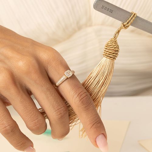 Anel Solitário Quadradinho com Zircônias Brancas - Banho de Ouro 18k