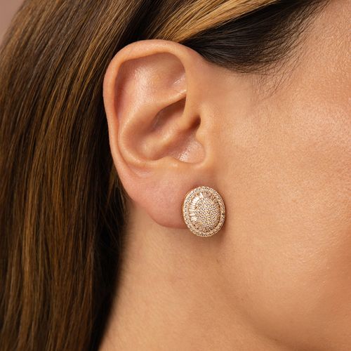 Brinco Oval Cravejado com Zircônias Brancas - Banho de Ouro 18k