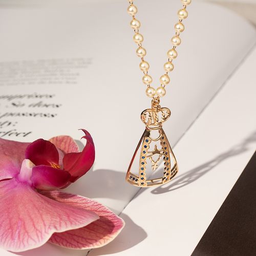 Colar Nossa Senhora Aparecida 35mm com Pérolas Coreanas e Zircônias Azuis 50cm - Banho de Ouro 18k