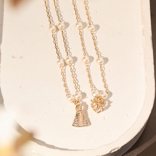 Colar Escapulário Nossa Senhora Aparecida e Mini Coração com Pérolas Coreanas e Zircônias Brancas 64cm - Banho de Ouro 18k