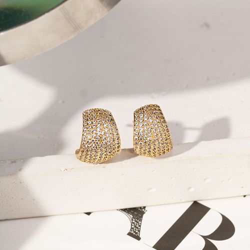 Brinco Curvado com Zircônias Brancas - Banho de Ouro 18k